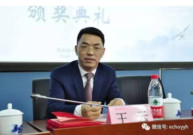 颁奖典礼上,王云代表上海明泉企业(集团)再次向学校捐赠85万元人民币